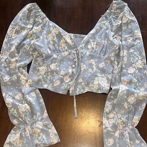 Women’s cropped floral blouse.